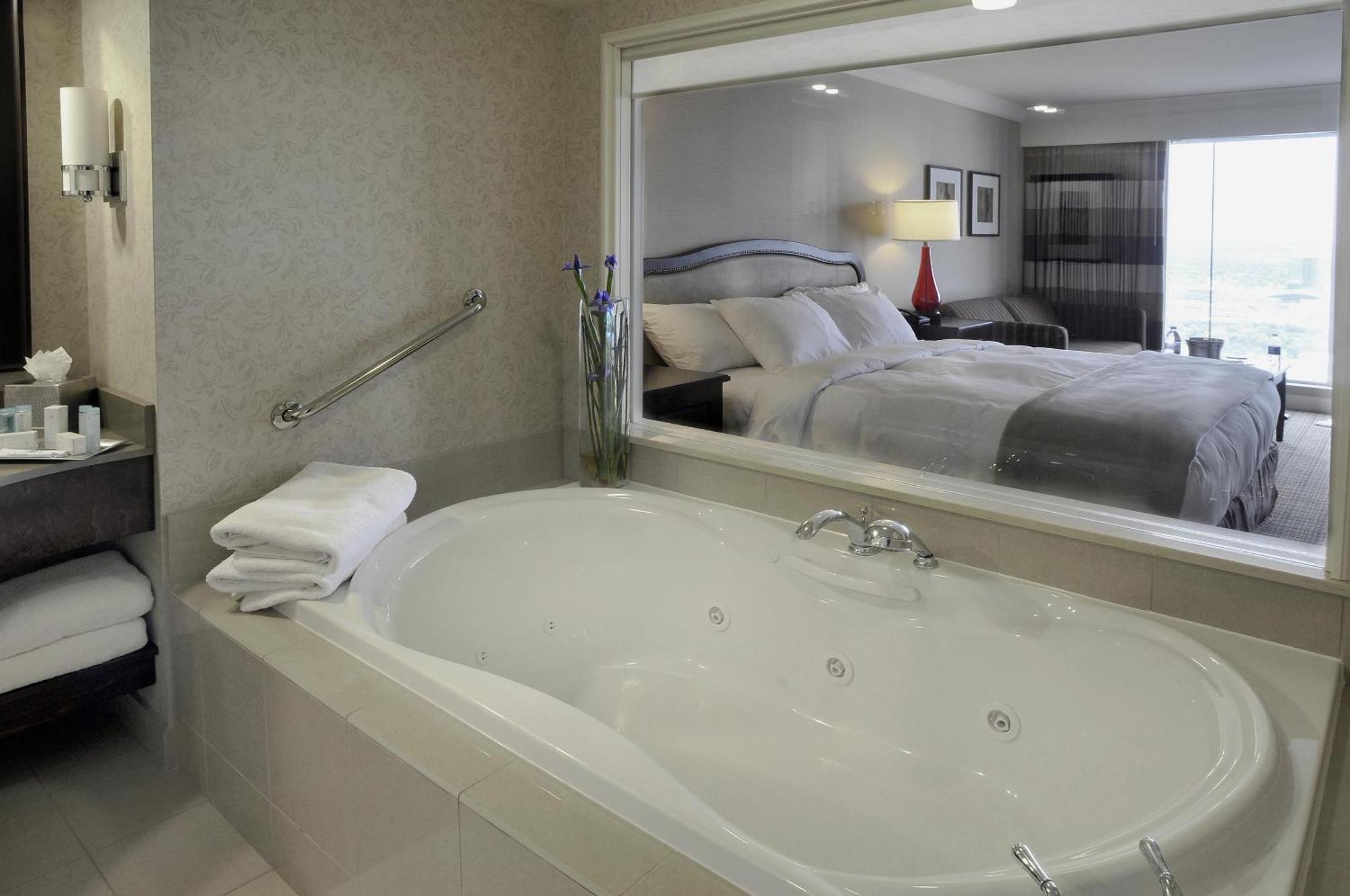 King Studio Suite Spa Bath Canadian or US Falls View