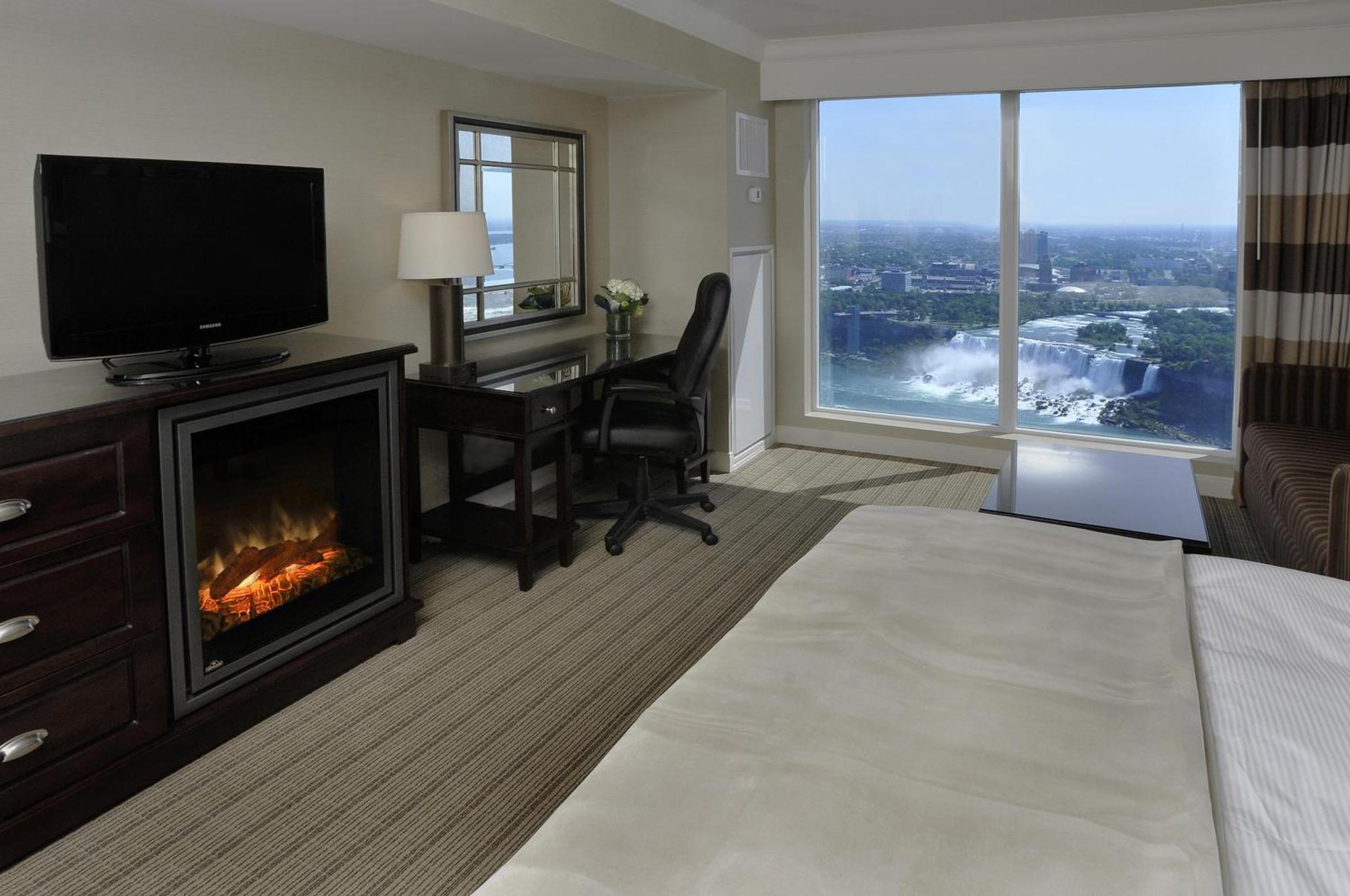Two-Bedroom Suite Spa Bath US Falls View